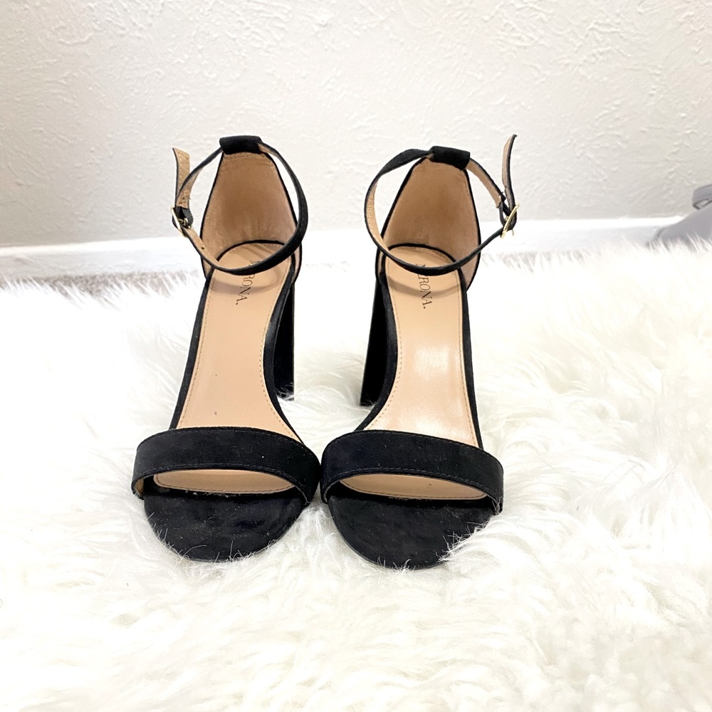 🖤 Black strappy heels